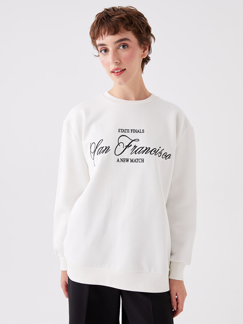 سويت شيرت تخين مطرز بياقة دائرية للسيدات-1