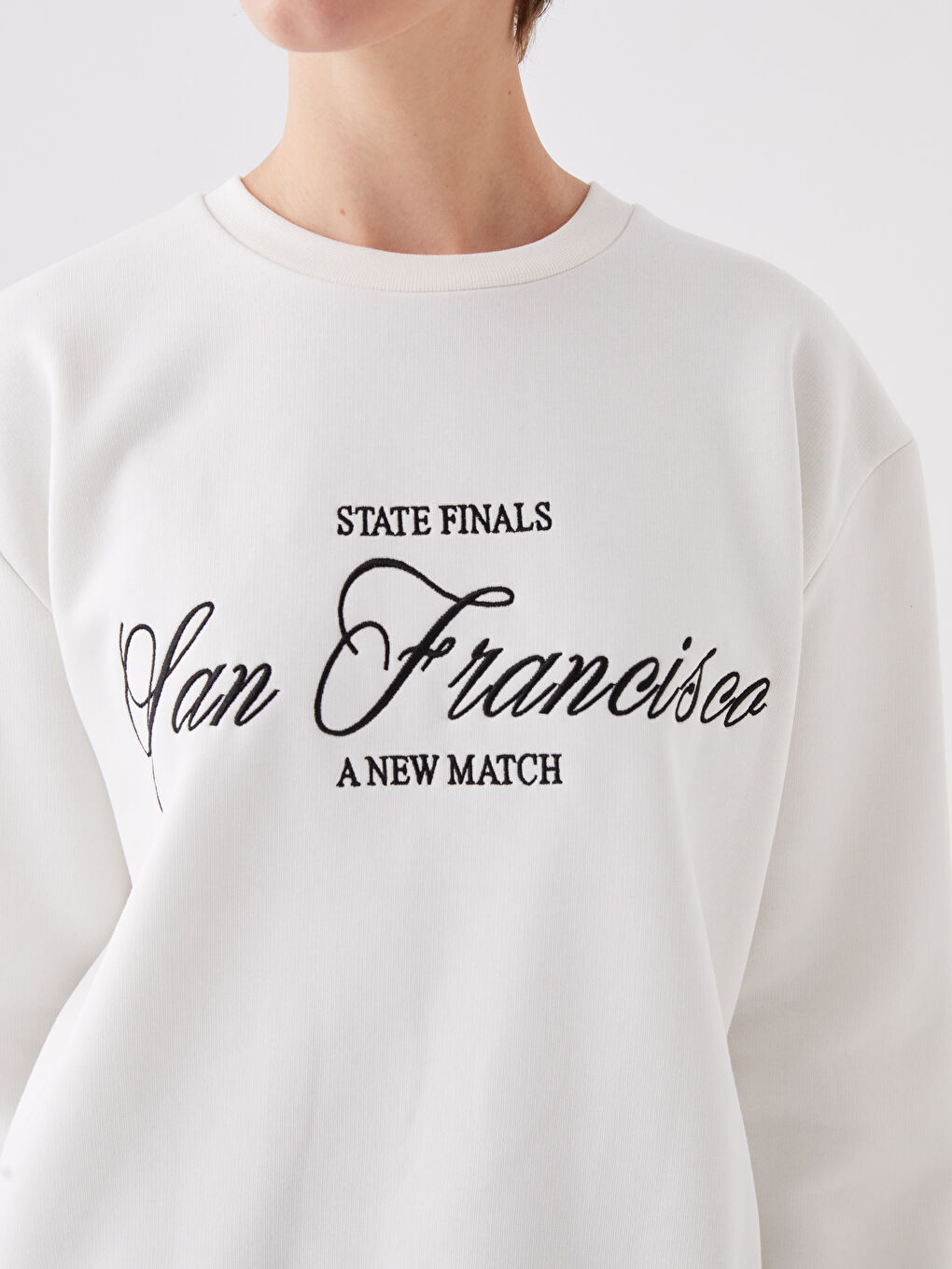 سويت شيرت تخين مطرز بياقة دائرية للسيدات-3