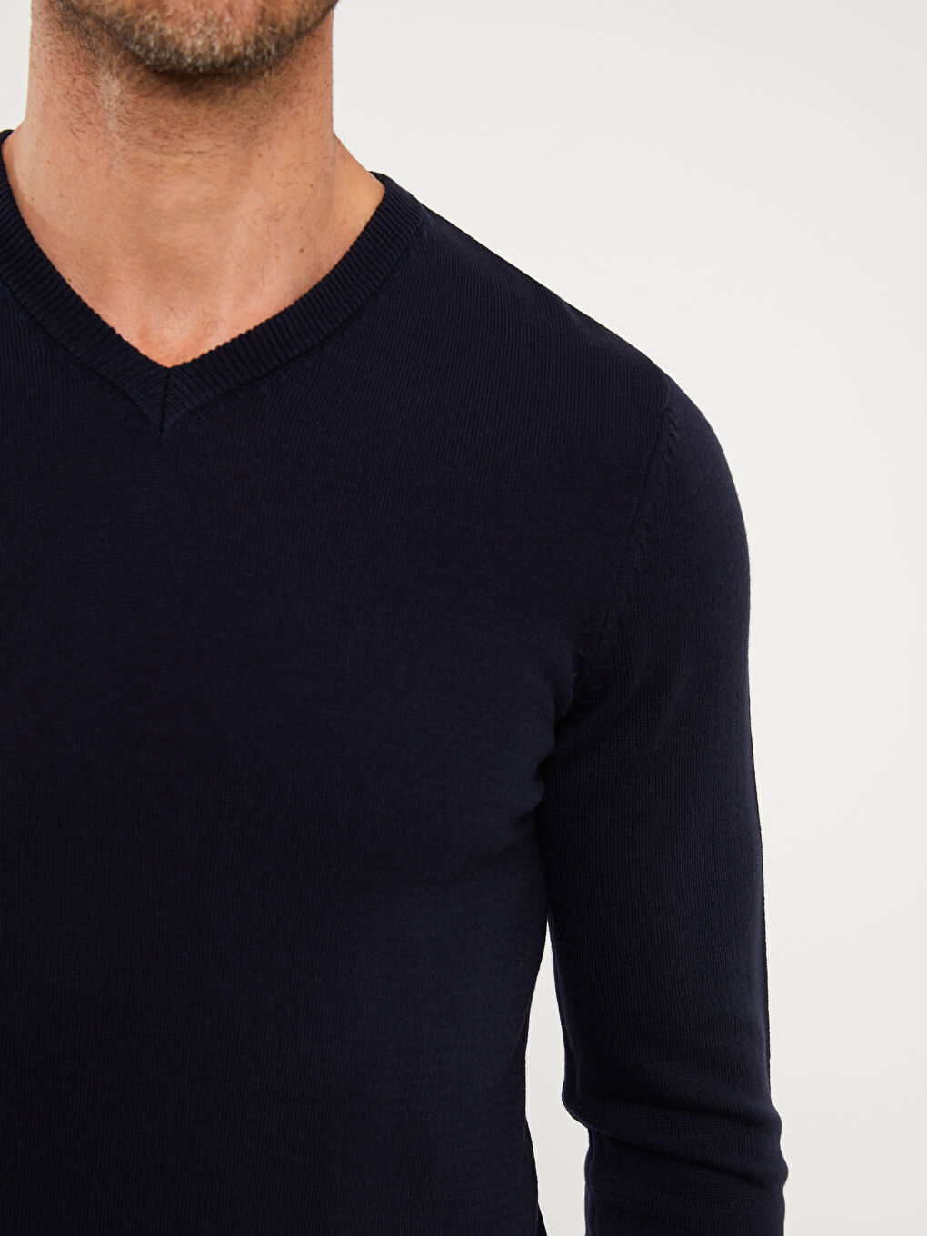 سترة تريكو بياقة على شكل حرف V وكم طويل للرجال-3