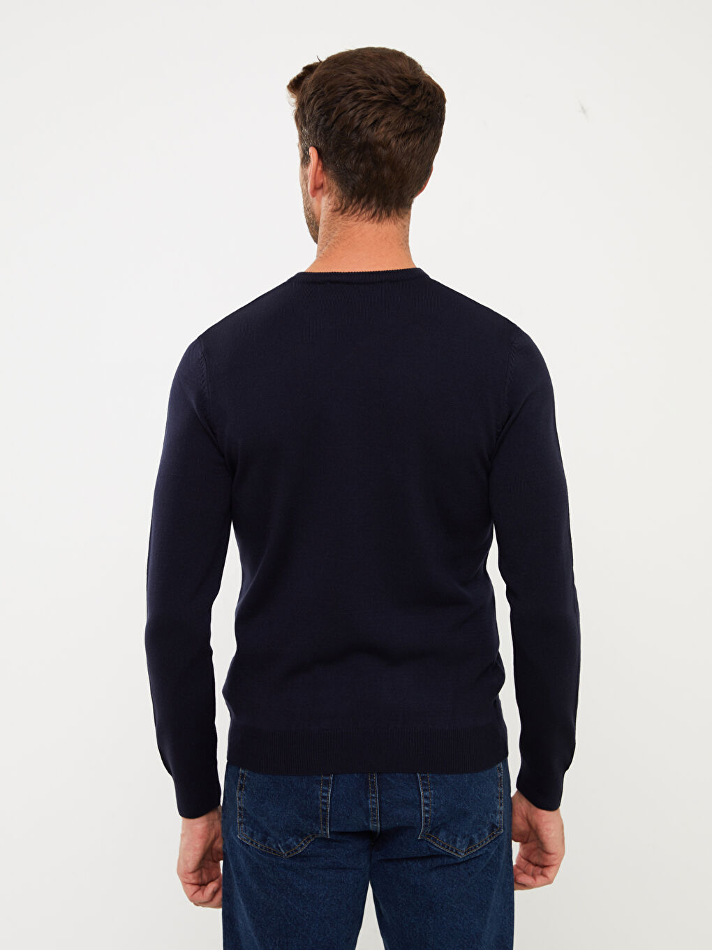 سترة تريكو بياقة على شكل حرف V وكم طويل للرجال-4