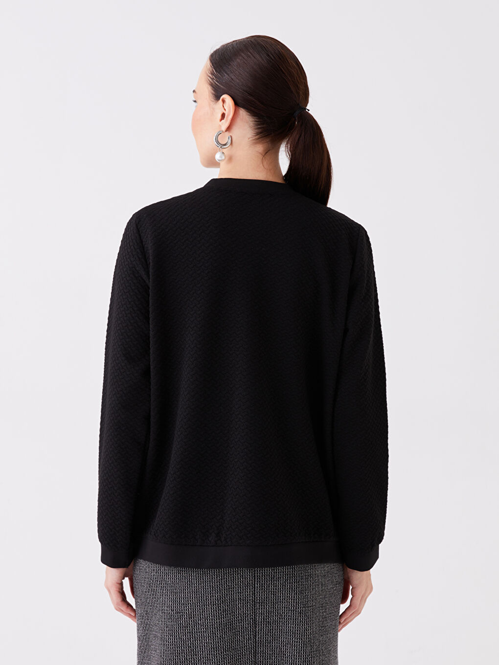 Siyah Bisiklet Yaka Kendinden Desenli Uzun Kollu Kadın Fermuarlı Sweatshirt-4