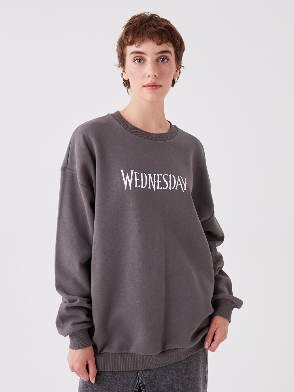 XSIDE Antrasit Bisiklet Yaka Wednesday Baskılı Uzun Kollu Oversize Kadın Sweatshirt - 1