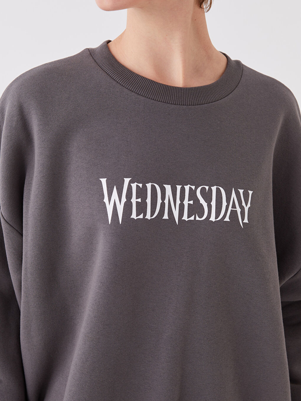 XSIDE Antrasit Bisiklet Yaka Wednesday Baskılı Oversize Kadın Kalın Sweatshirt - 3