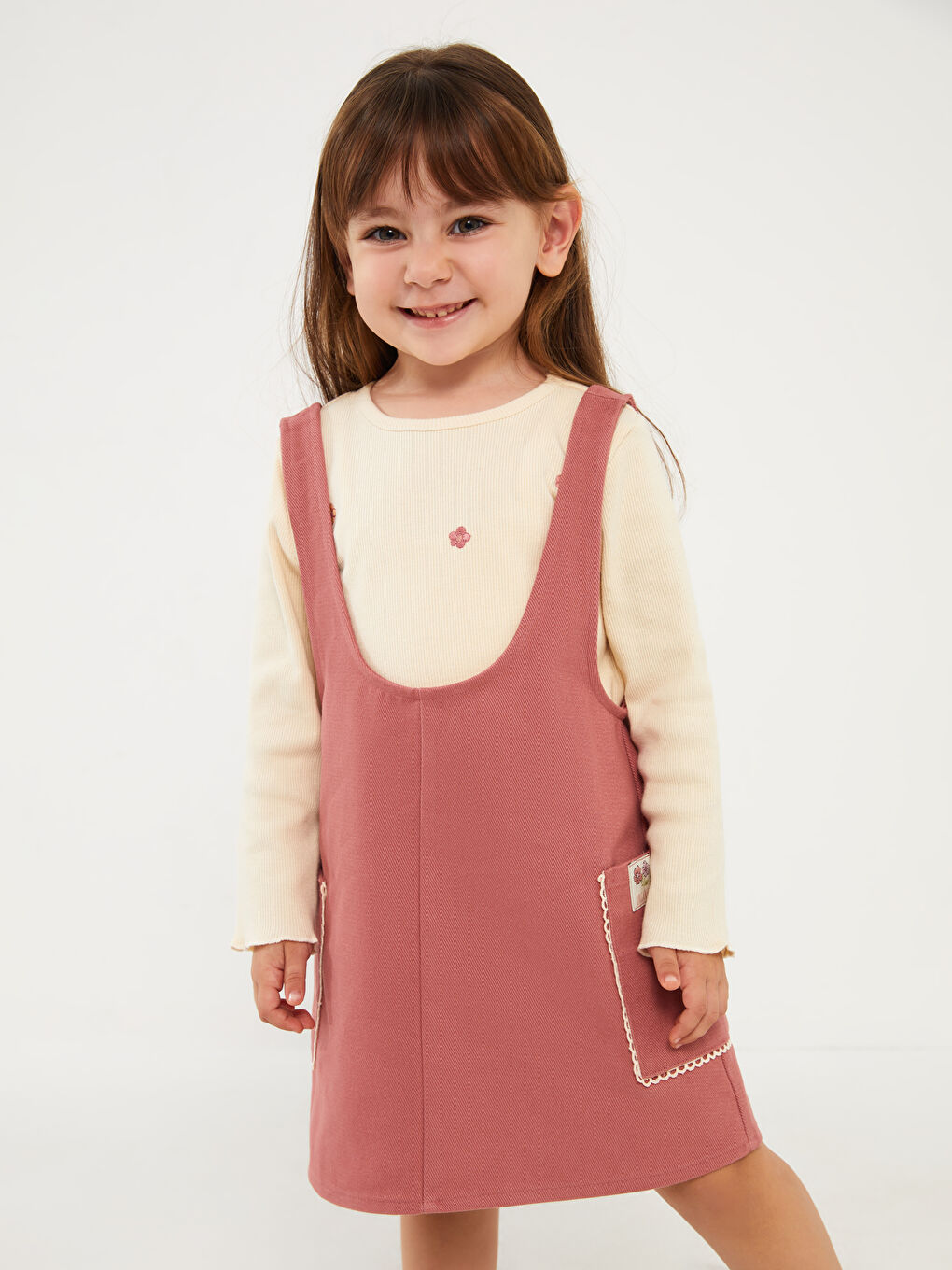 მრგვალი საყელო გრძელმკლავიანი მოქარგული დეტალებით გაფორმებული ბავშვის გოგონას მაისური