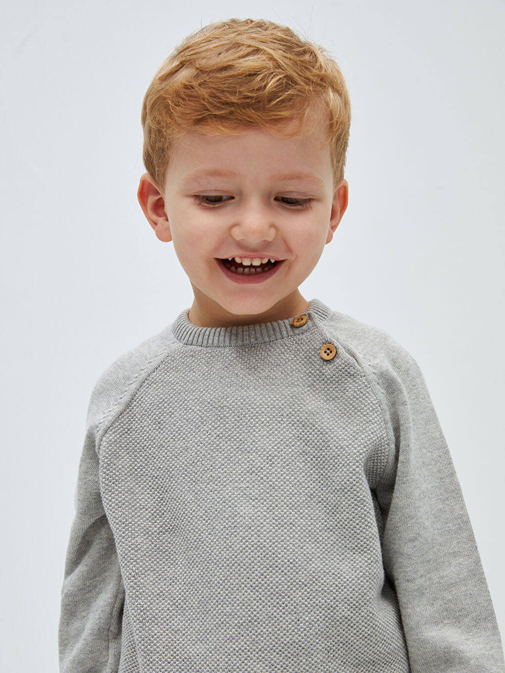 سێت سێتەکانی منداڵی کوڕ بە یەخەی شێوە ڕیزۆرت و قۆڵ درێژ چاپکراو، سوێتر و پانتۆڵە ٢ پارچە-2