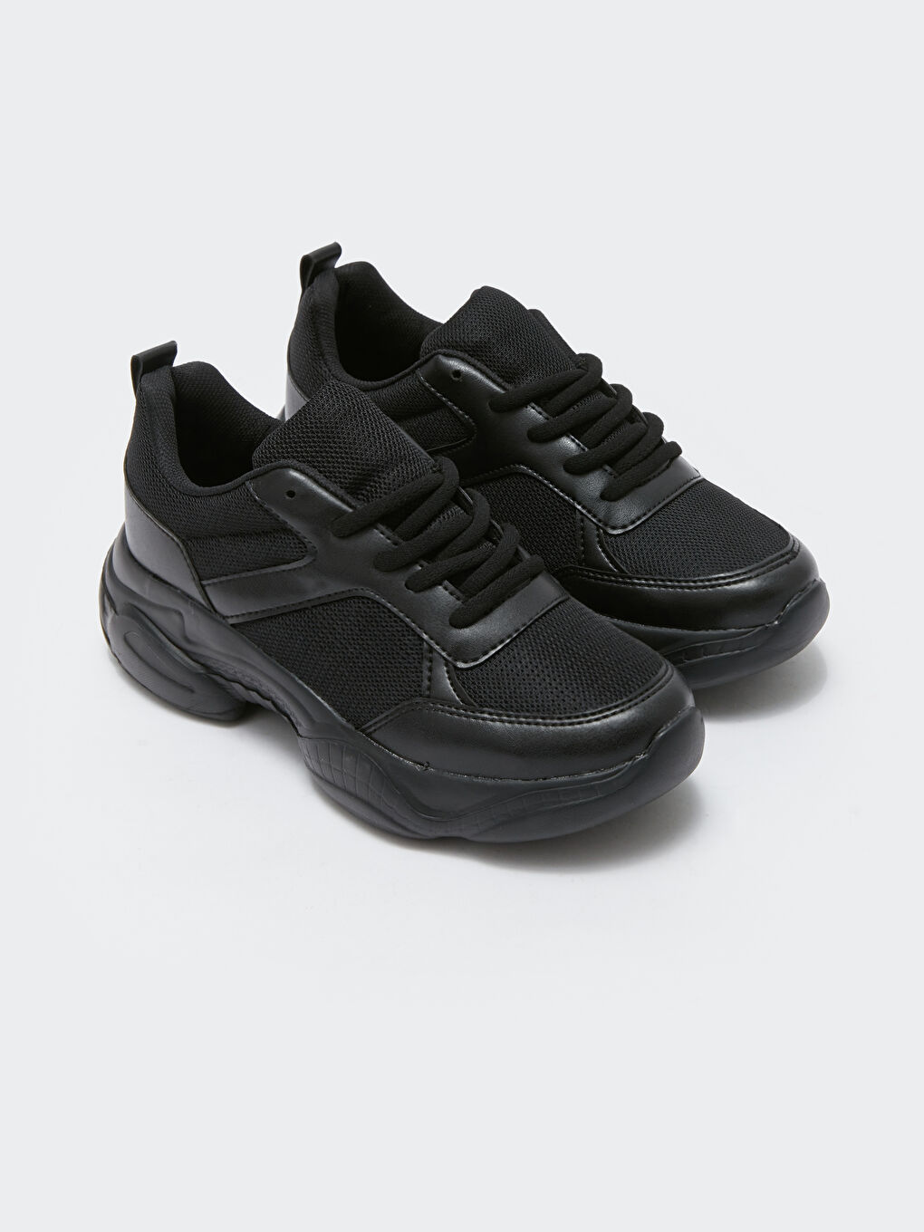 Siyah Deri Görünümlü File Detaylı Kadın Spor Ayakkabı