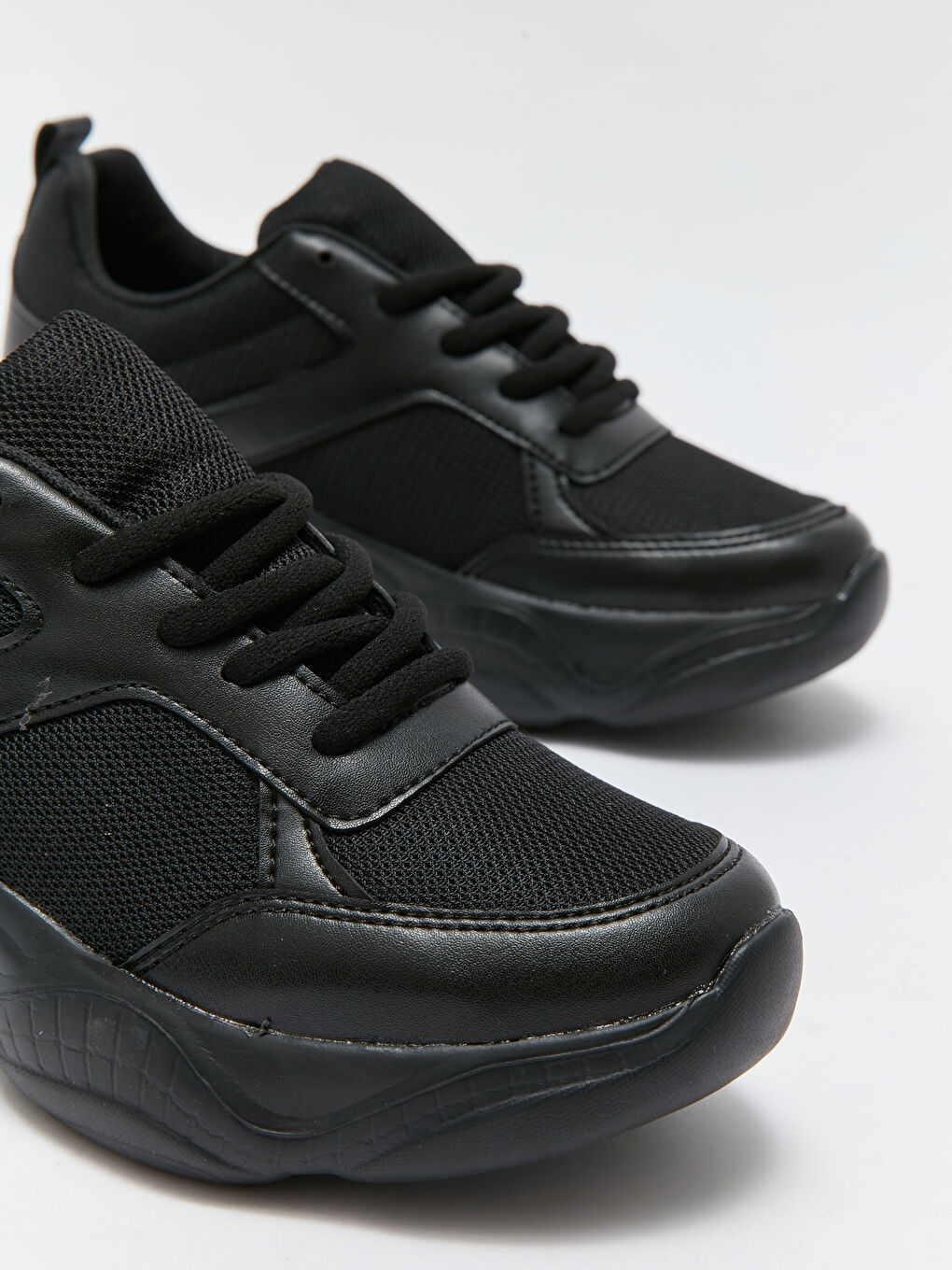 Siyah Deri Görünümlü File Detaylı Kadın Spor Ayakkabı-2