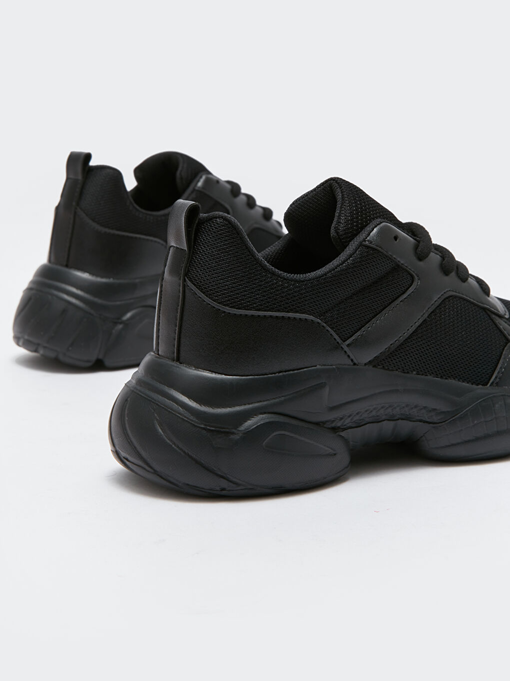 Siyah Deri Görünümlü File Detaylı Kadın Spor Ayakkabı-4