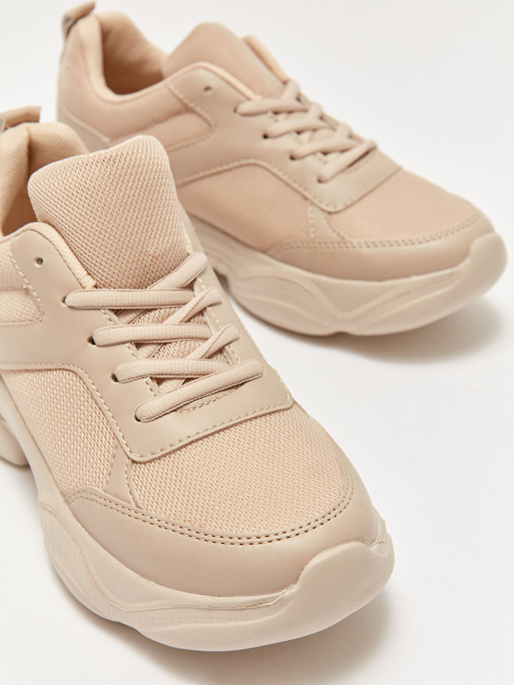 Bej Deri Görünümlü File Detaylı Kadın Spor Ayakkabı-2