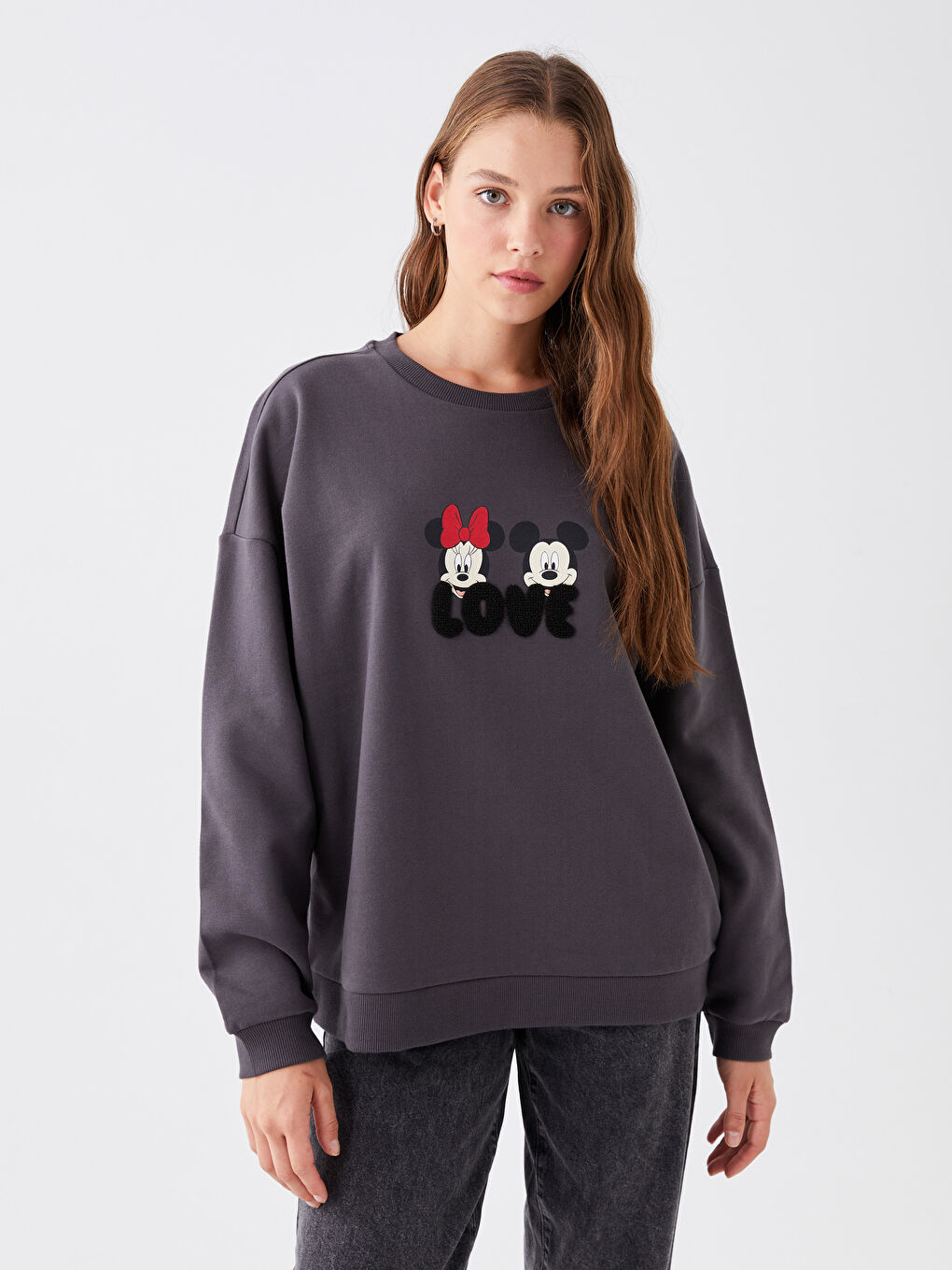 LCW Casual Koyu Gri Bisiklet Yaka Mickey Mouse Baskılı Kadın Kalın Sweatshirt Anne Kız Kombini