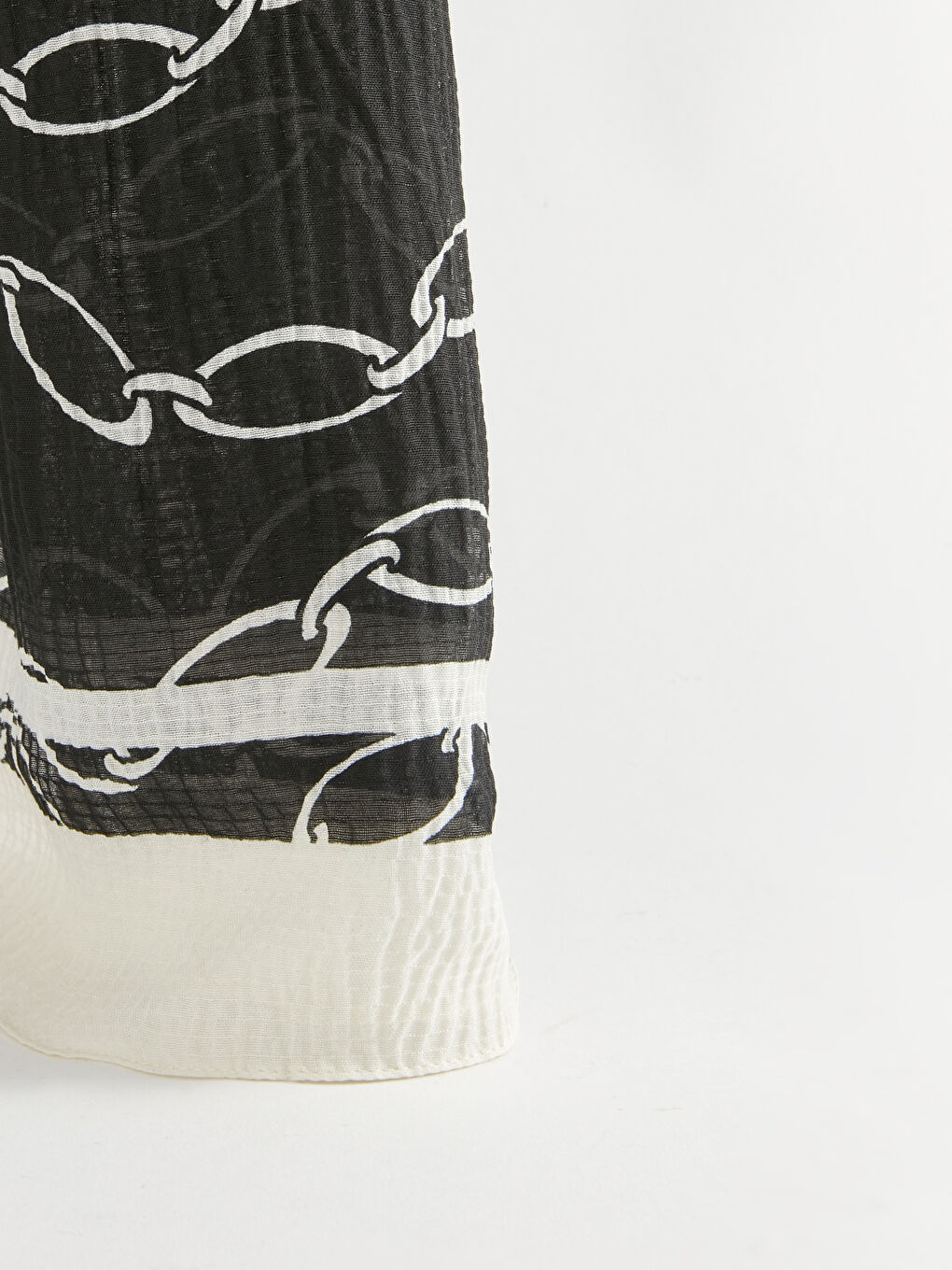 Siyah Zincir Desenli Kadın Şal