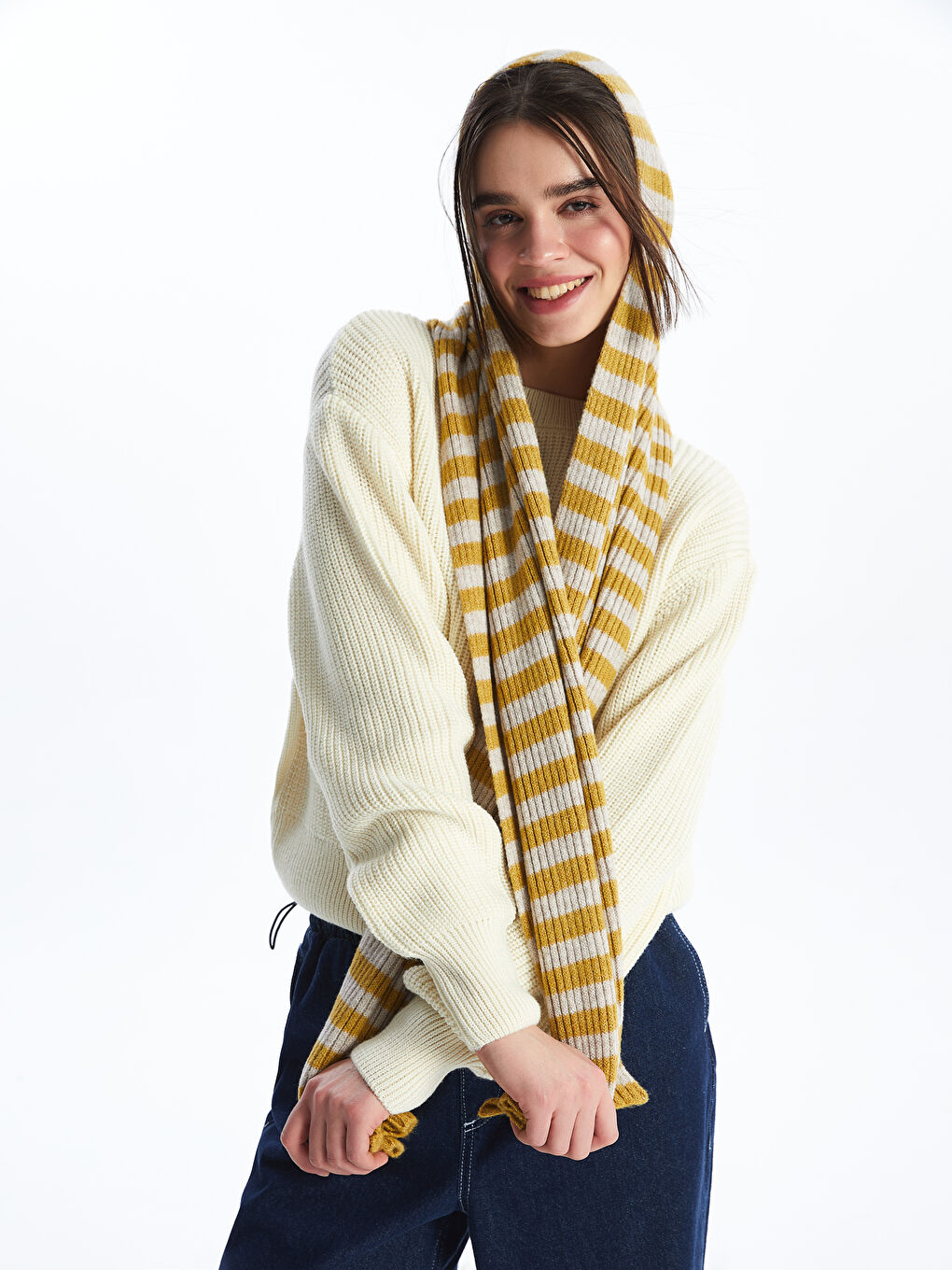 سترة تريكو سادة بياقة دائرية وأكمام طويلة للسيدات