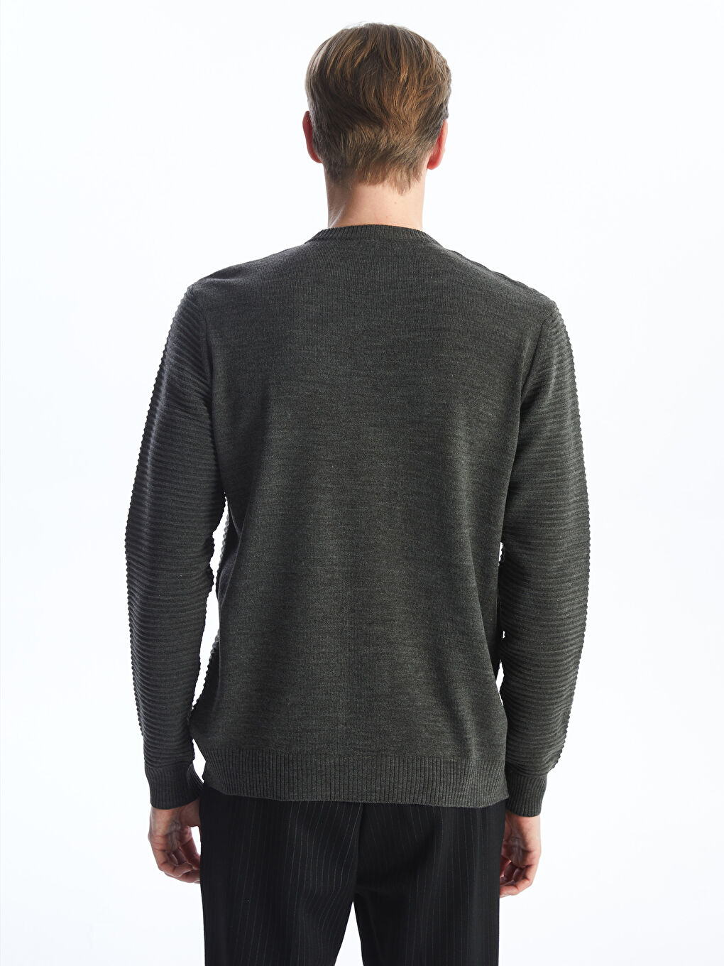 بلوفر تريكو كم طويل بياقة دائرية للرجال-4