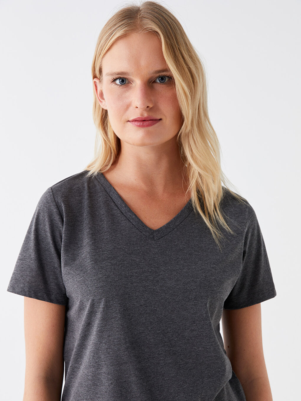 Gri V Yaka Düz Kısa Kollu Kadın Tişört-2