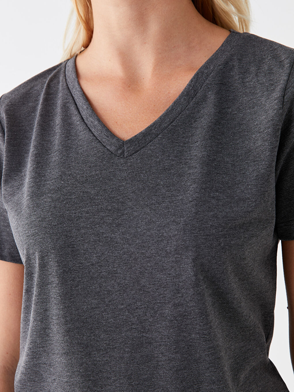 Gri V Yaka Düz Kısa Kollu Kadın Tişört-3