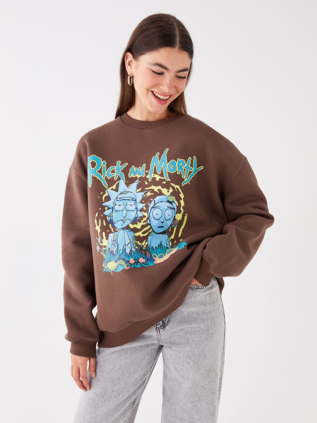 XSIDE Kahverengi Bisiklet Yaka Rick and Morty Baskılı Uzun Kollu Oversize Kadın Sweatshirt