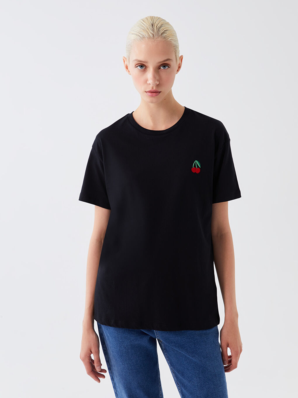 Siyah Bisiklet Yaka Nakışlı Kısa Kollu Kadın Tişört