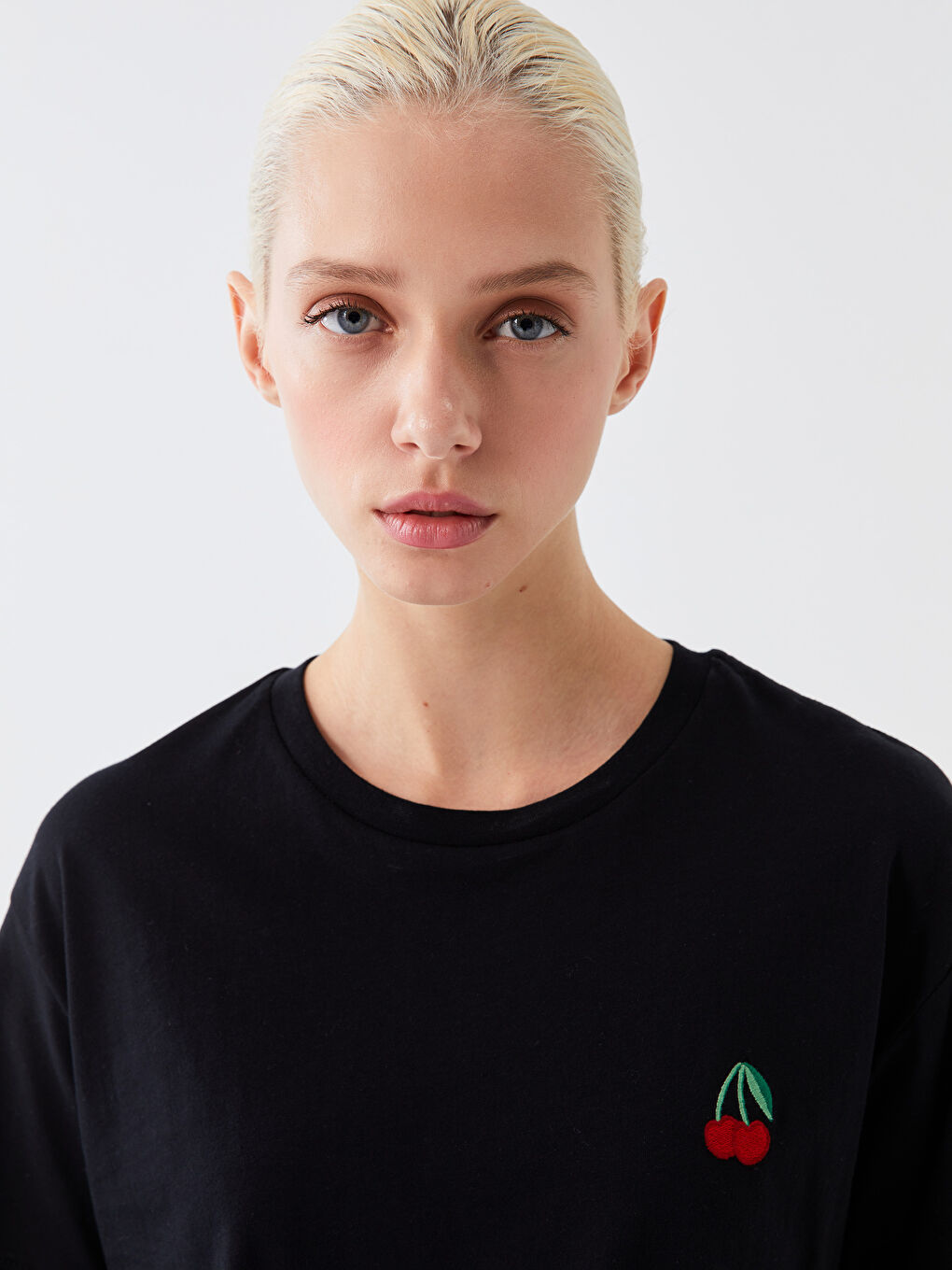 Siyah Bisiklet Yaka Nakışlı Kısa Kollu Kadın Tişört-1