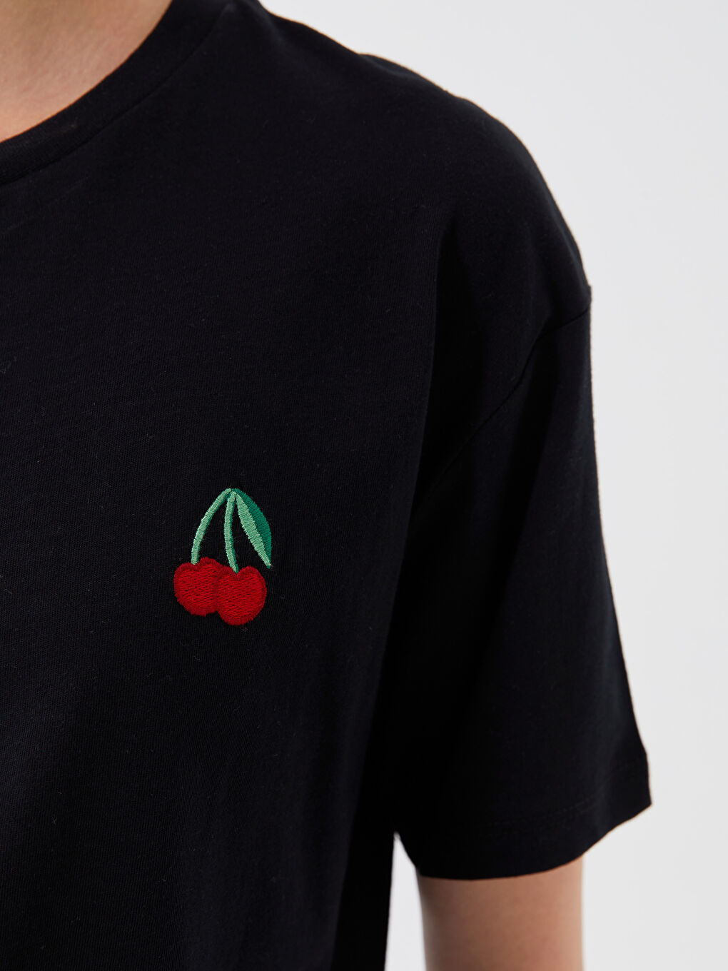 Siyah Bisiklet Yaka Nakışlı Kısa Kollu Kadın Tişört-3