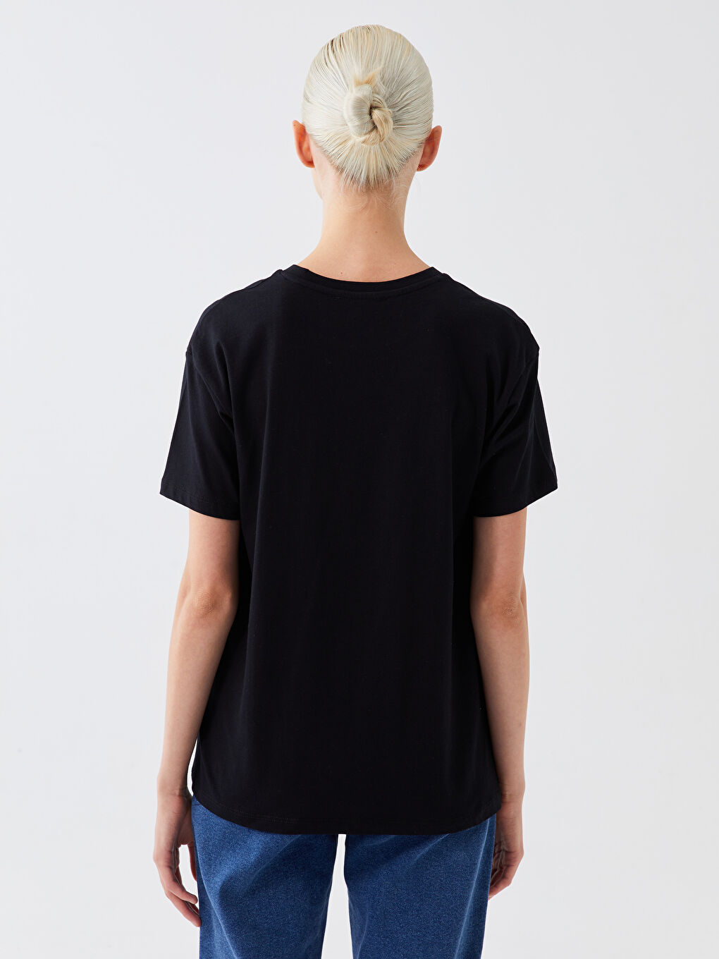 Siyah Bisiklet Yaka Nakışlı Kısa Kollu Kadın Tişört-4