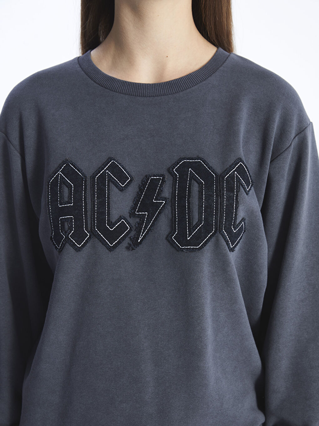 XSIDE Antrasit Bisiklet Yaka AC/DC Baskılı Uzun Kollu Oversize Kadın Sweatshirt - 3