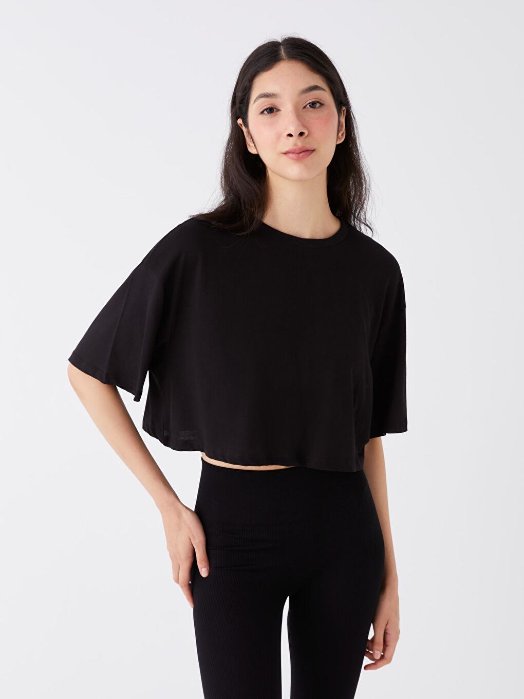 Siyah Bisiklet Yaka Düz Kısa Kollu Kadın Crop-1