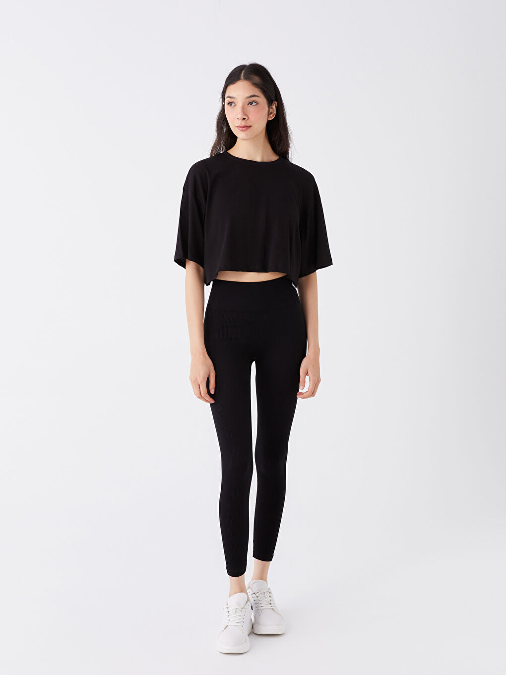 Siyah Bisiklet Yaka Düz Kısa Kollu Kadın Crop-2
