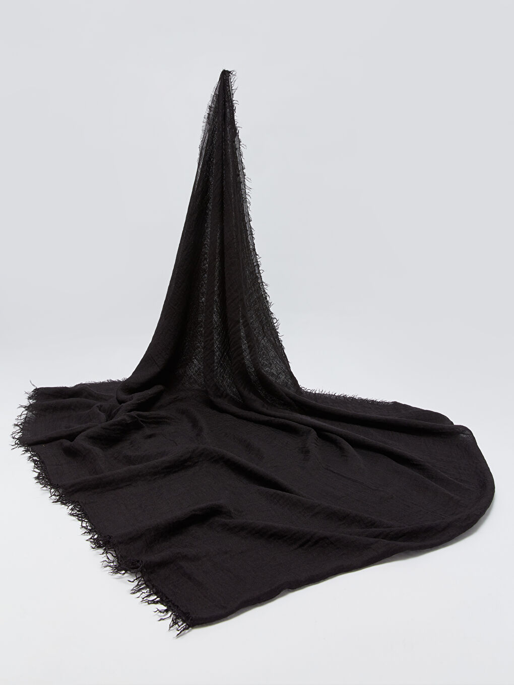 Siyah Desenli Püskül Detaylı Kadın Şal-1