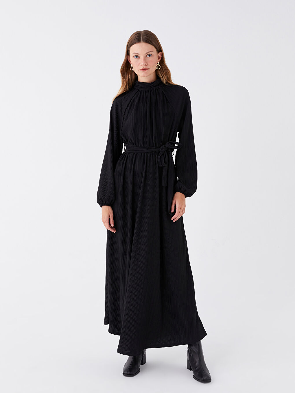 Siyah Dik Yaka Düz Uzun Kollu Elbise