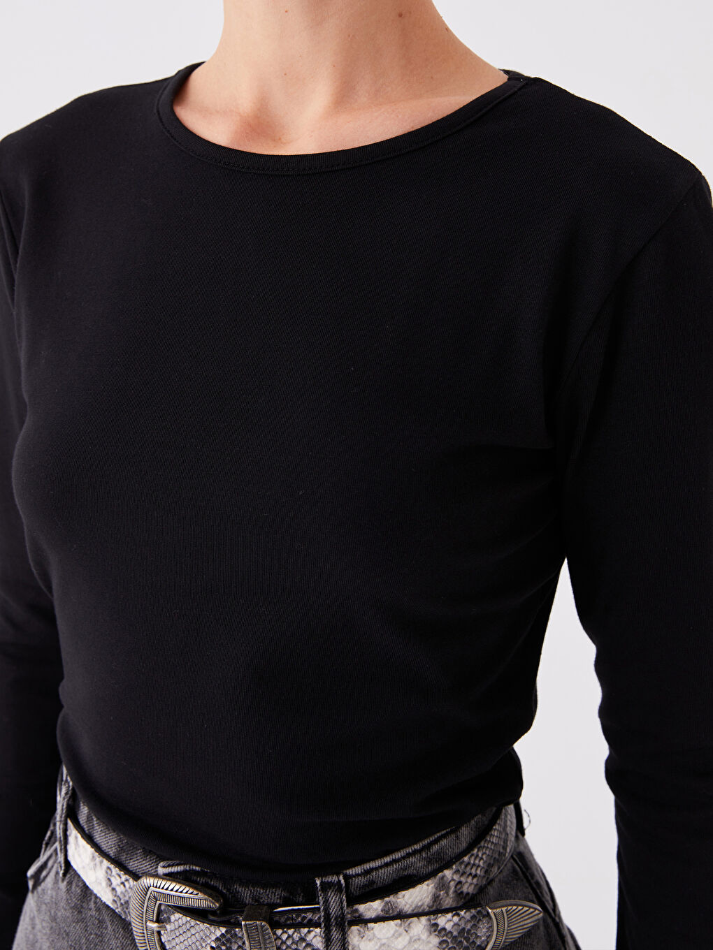 Siyah Bisiklet Yaka Düz Uzun Kollu Kadın Tişört-3