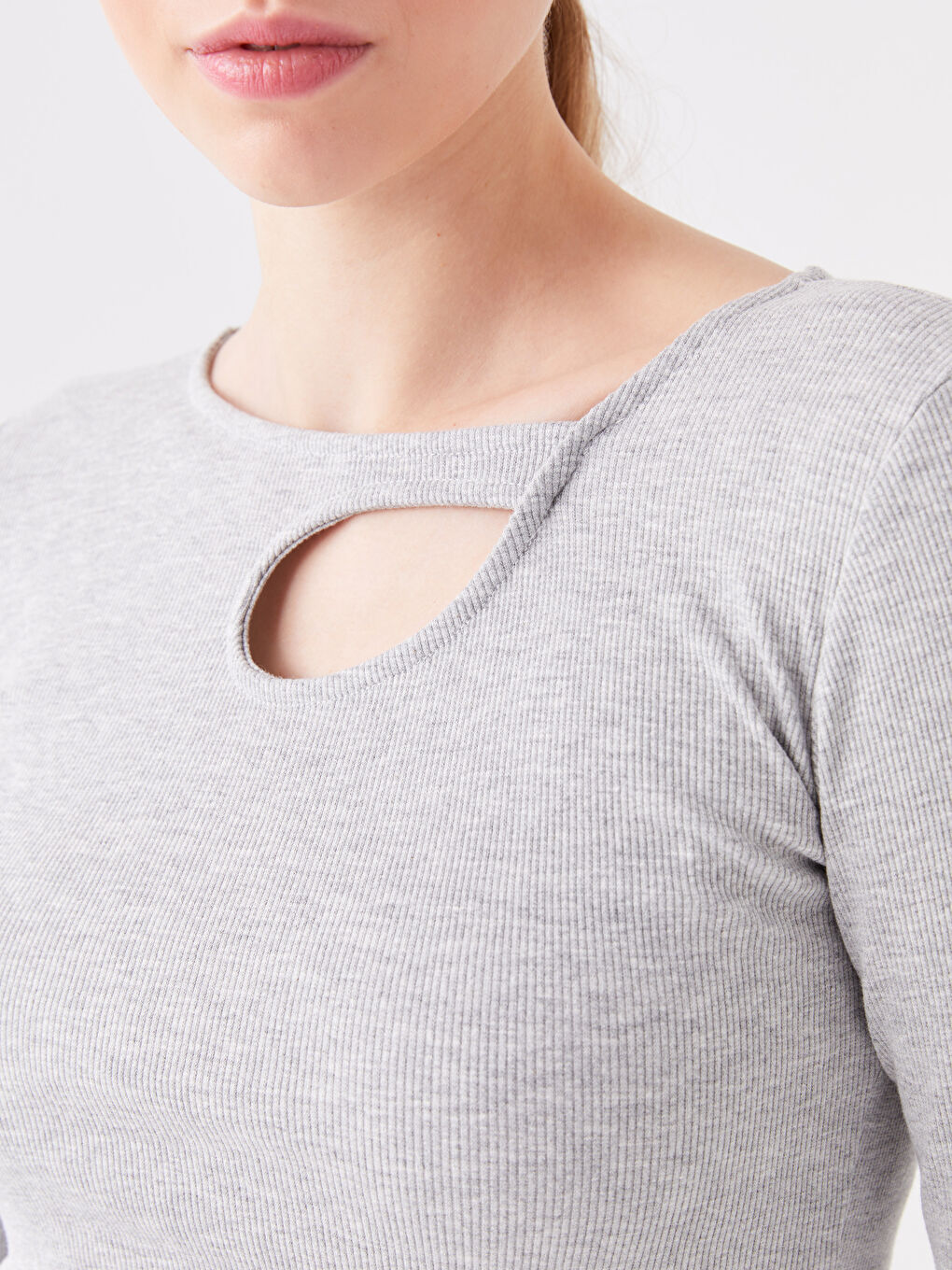 Gri Bisiklet Yaka Pencere Detaylı Uzun Kollu Kadın Tişört-3