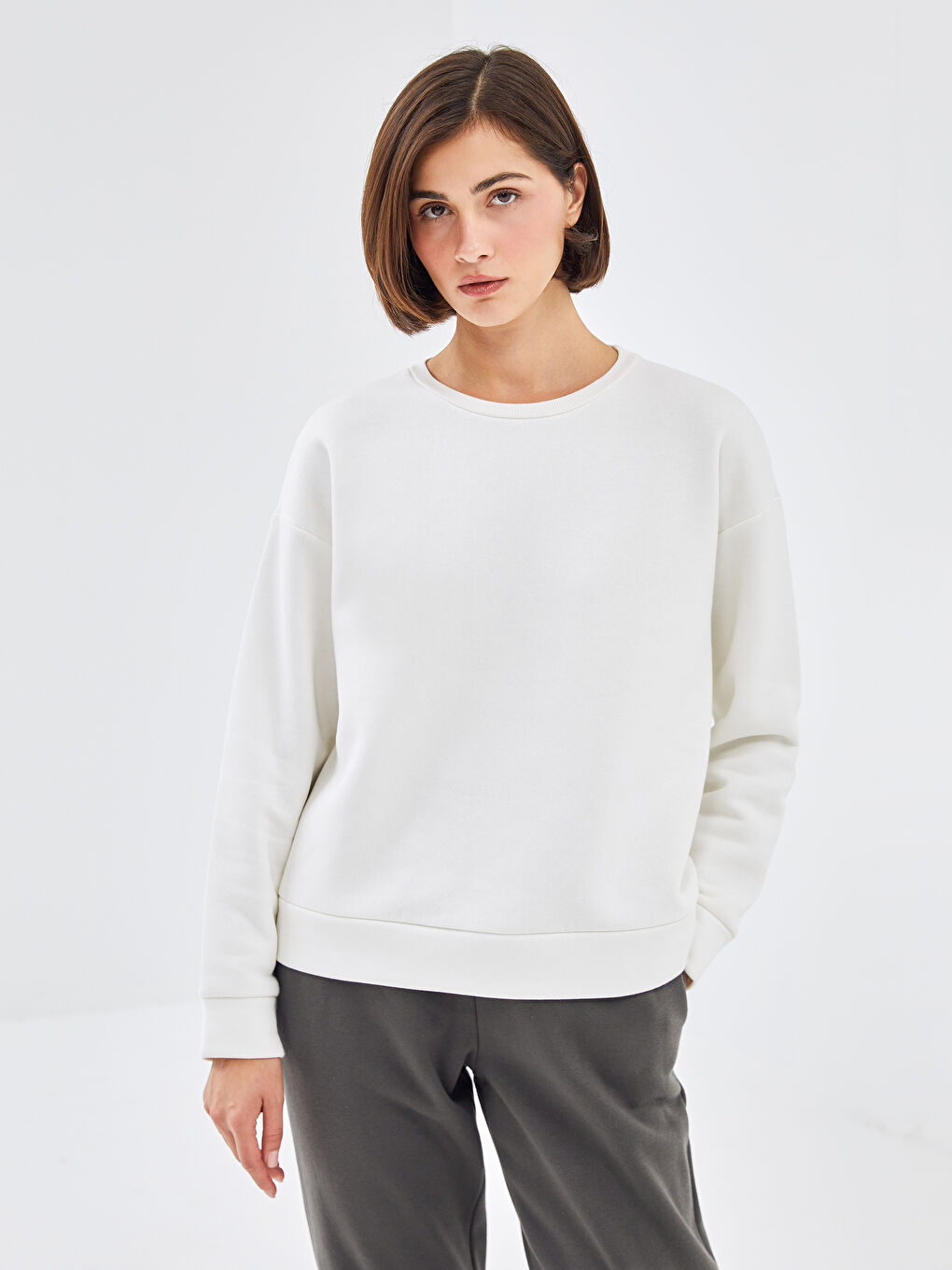 Beyaz Bisiklet Yaka Düz Uzun Kollu Kadın Sweatshirt