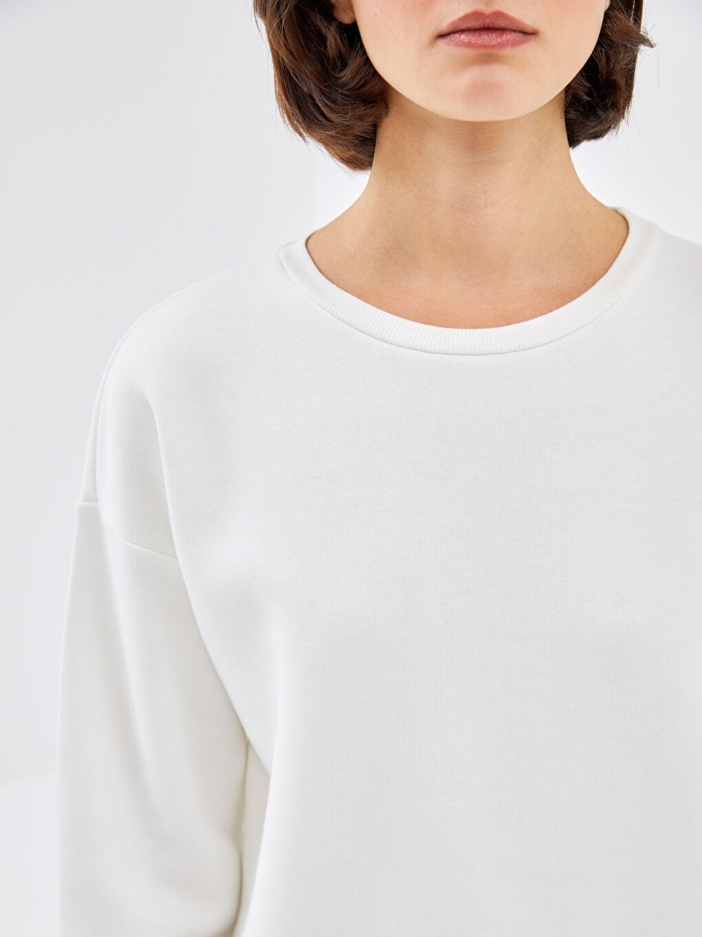 Beyaz Bisiklet Yaka Düz Uzun Kollu Kadın Sweatshirt-4