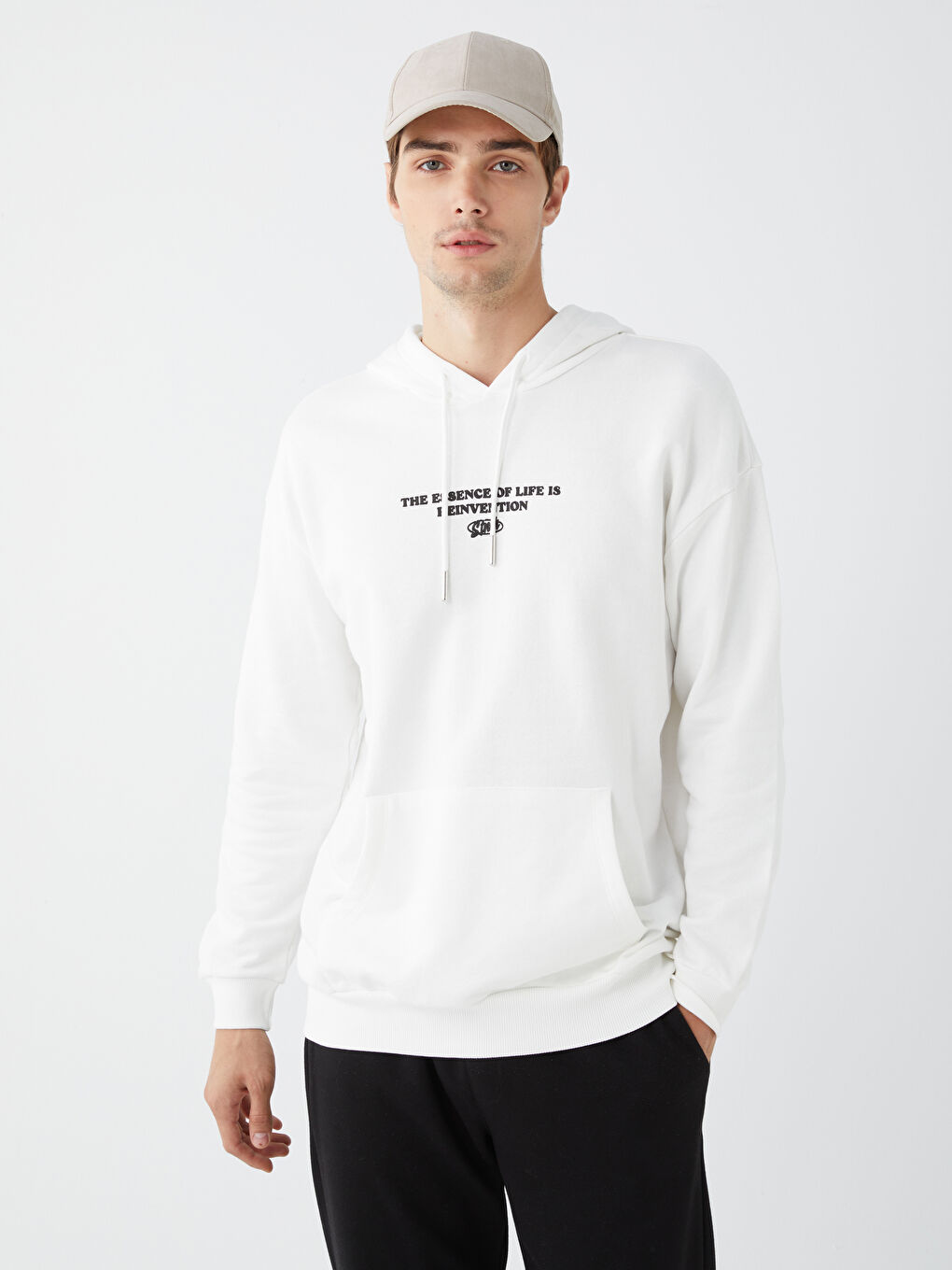 LCW Casual Kırık Beyaz Uzun Kollu Baskılı Erkek Hoodie