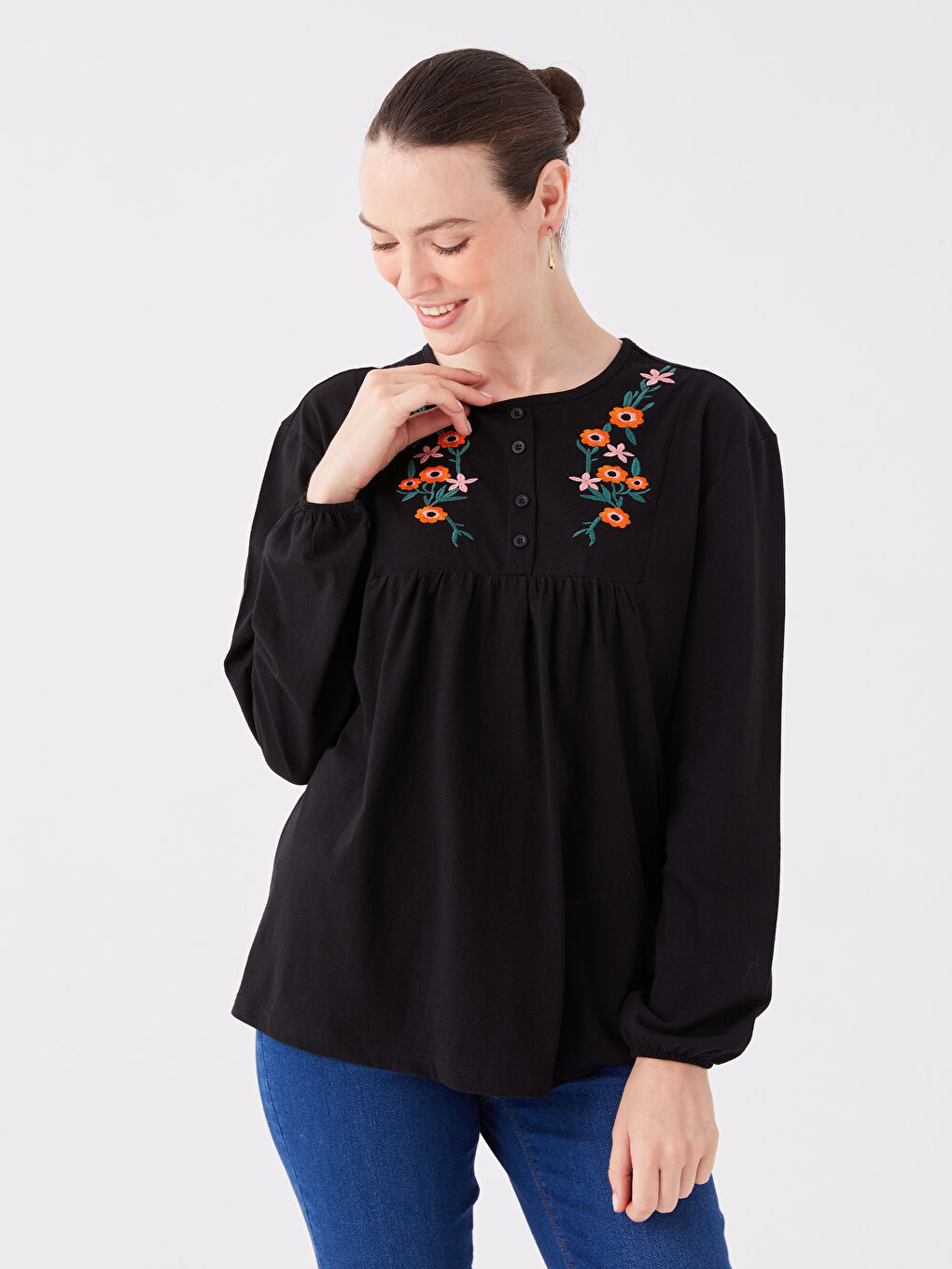 Siyah Çicek Detaylı Bisiklet Yaka Kadın Bluz-1