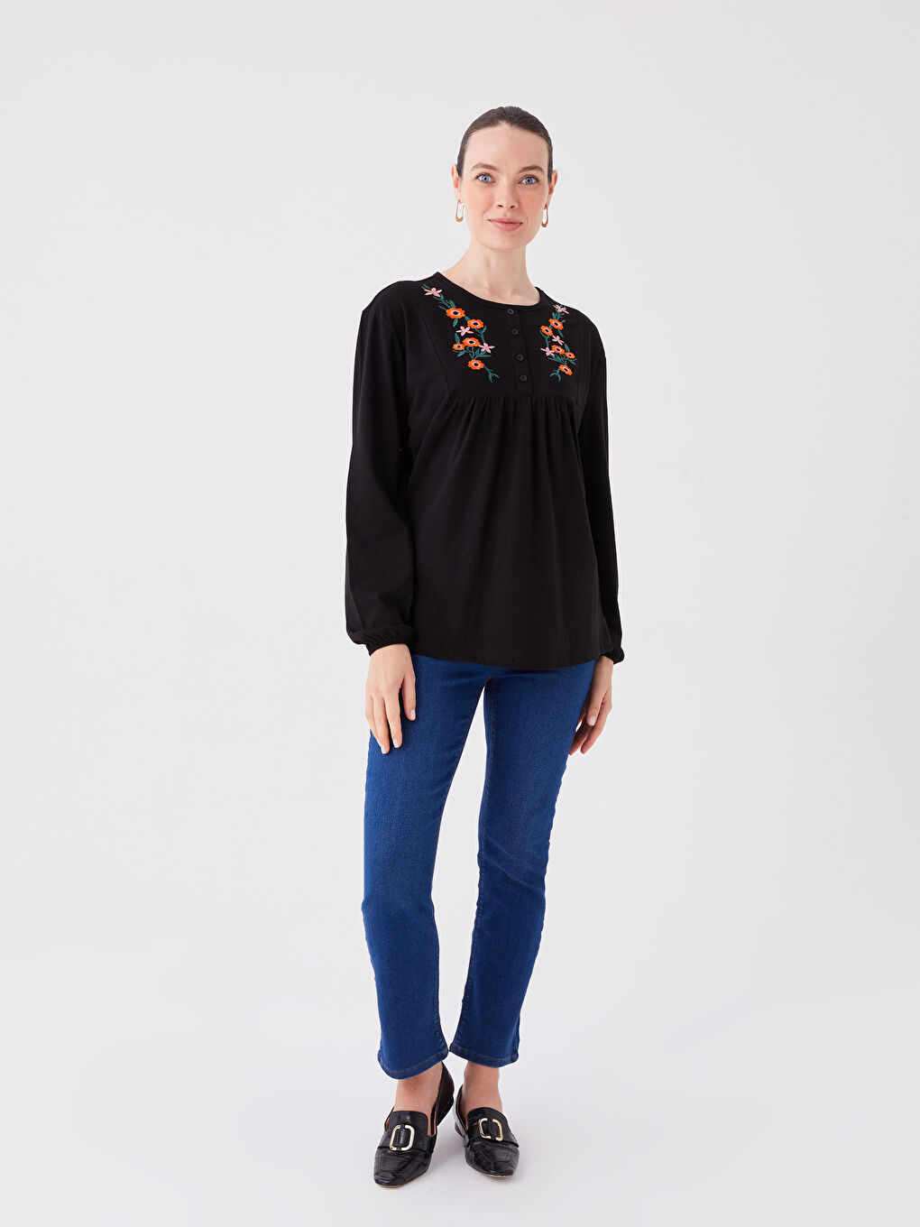 Siyah Çicek Detaylı Bisiklet Yaka Kadın Bluz-2