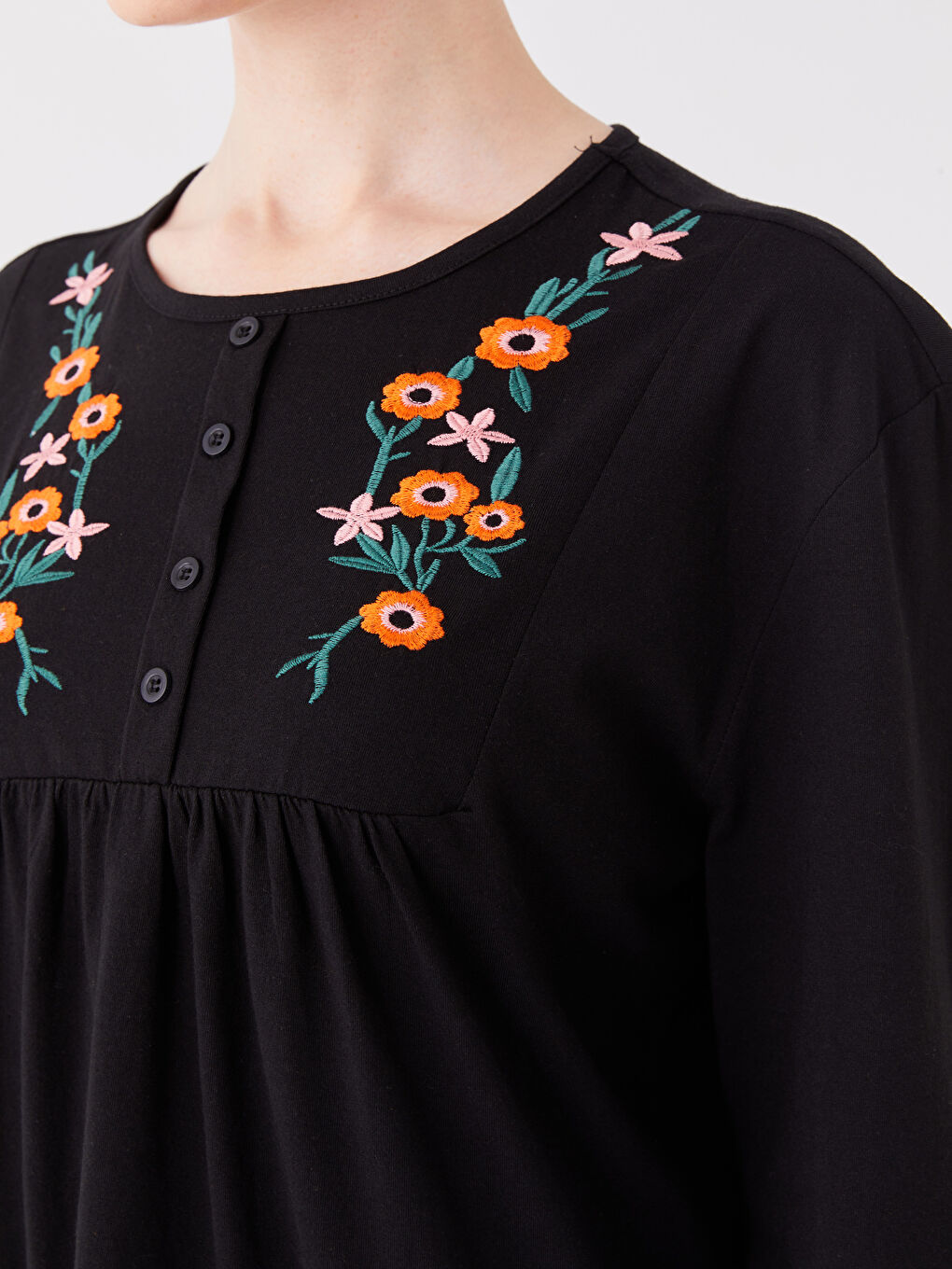 Siyah Çicek Detaylı Bisiklet Yaka Kadın Bluz-3