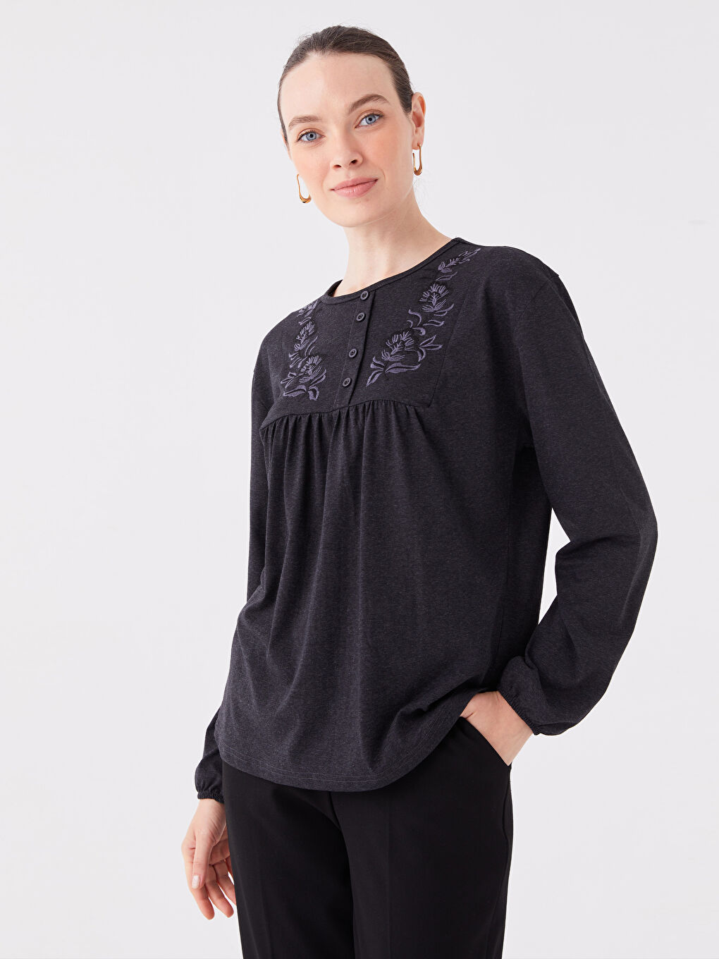 Gri Bisiklet Yaka Nakışlı Kadın Bluz
