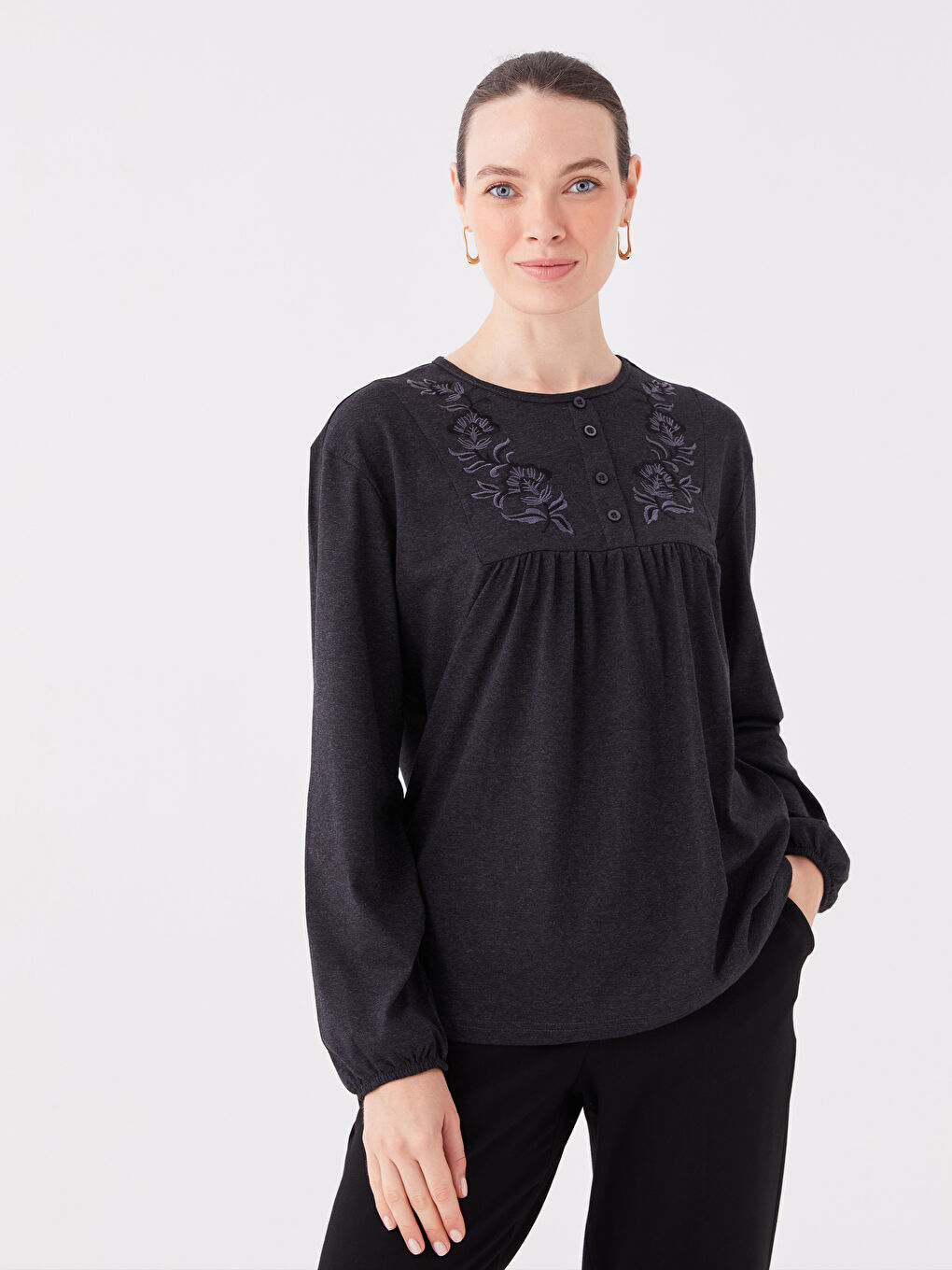 Gri Bisiklet Yaka Nakışlı Kadın Bluz-1