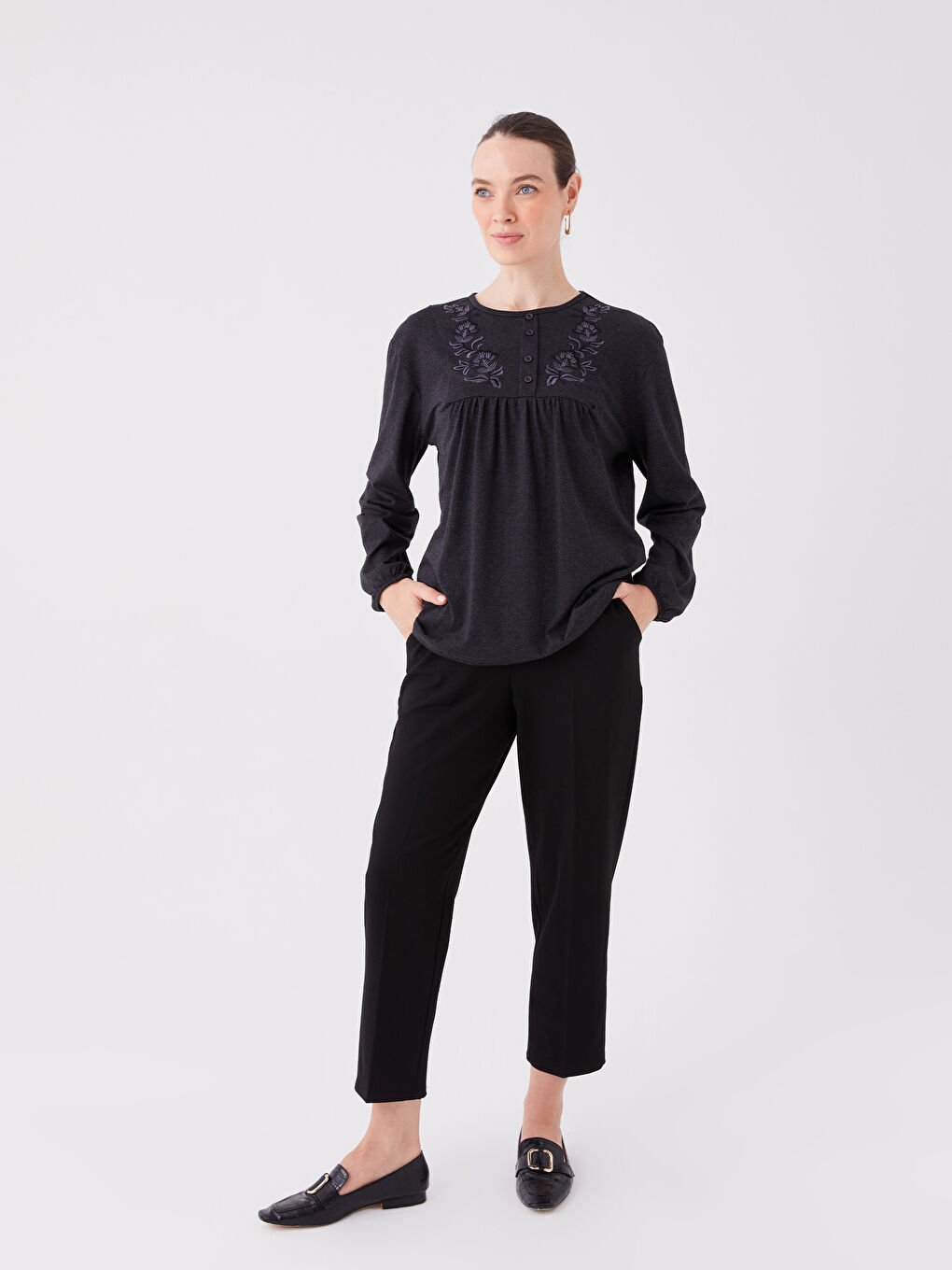 Gri Bisiklet Yaka Nakışlı Kadın Bluz-2