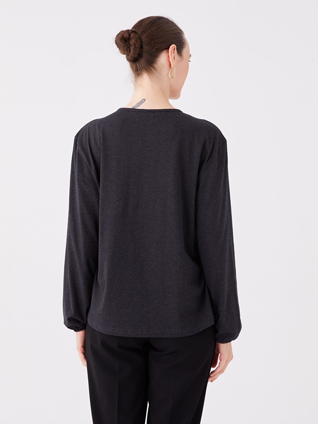 Gri Bisiklet Yaka Nakışlı Kadın Bluz-4