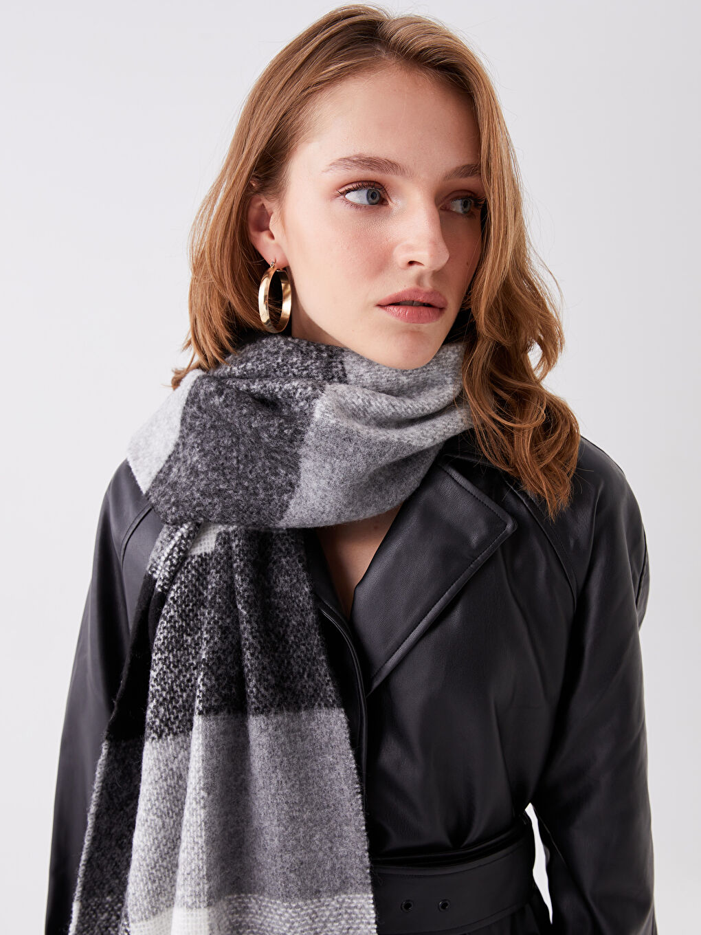 Gri Renk Bloklu Kadın Atkı