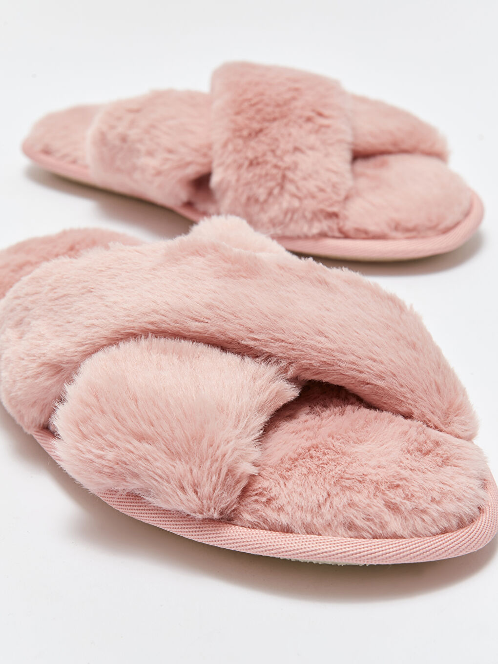 Pembe Çapraz Bantlı Pelüş Kadın Ev Terliği-4
