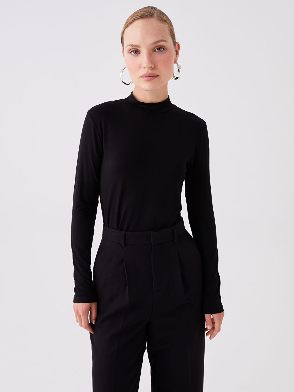 Siyah Dik Yaka Düz Uzun Kollu Kadın Tişört-1