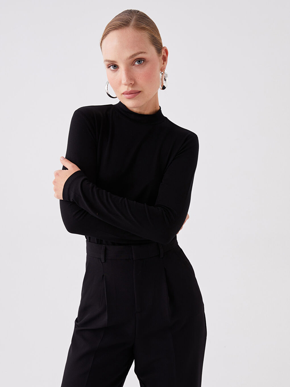 Siyah Dik Yaka Düz Uzun Kollu Kadın Tişört-2