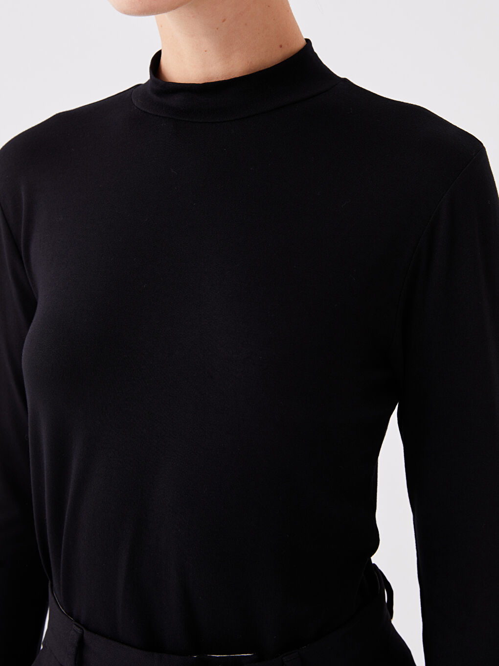 Siyah Dik Yaka Düz Uzun Kollu Kadın Tişört-4