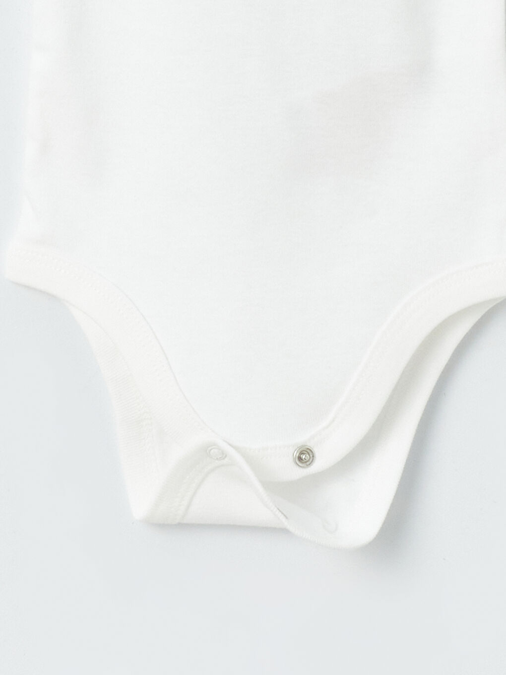 Ekru Bisiklet Yaka Baskılı Erkek Bebek Çıtçıtlı Body Pantolon ve Bere 3'lü Takım-2