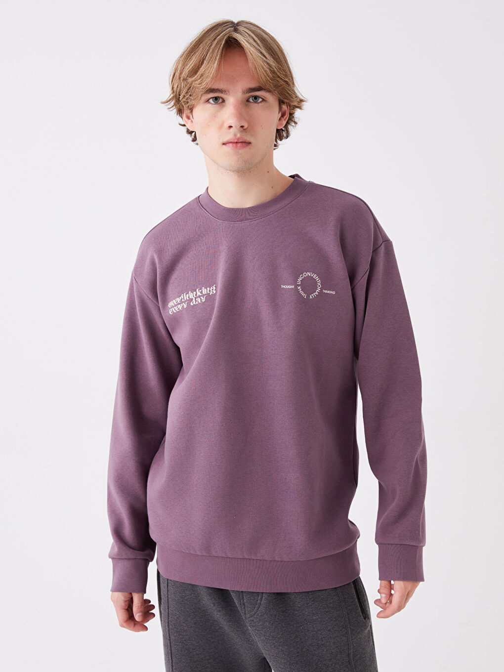 LCW Casual Mat Mürdüm Bisiklet Yaka Uzun Kollu Baskılı Erkek Sweatshirt