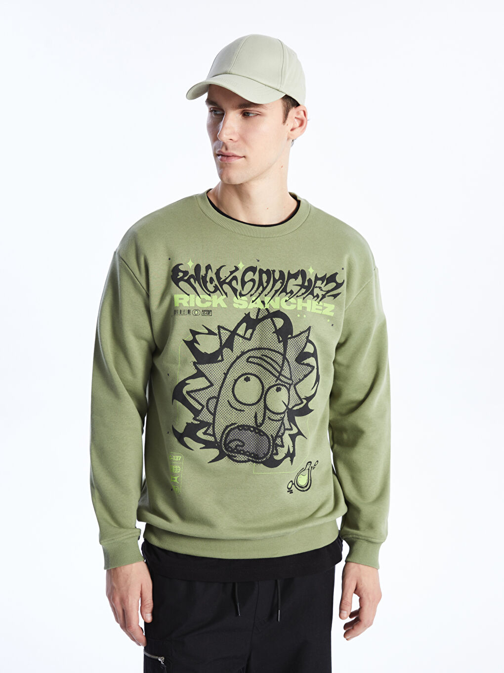 LCW Casual Uçuk Yeşil Bisiklet Yaka Uzun Kollu Rick and Morty Baskılı Erkek Sweatshirt