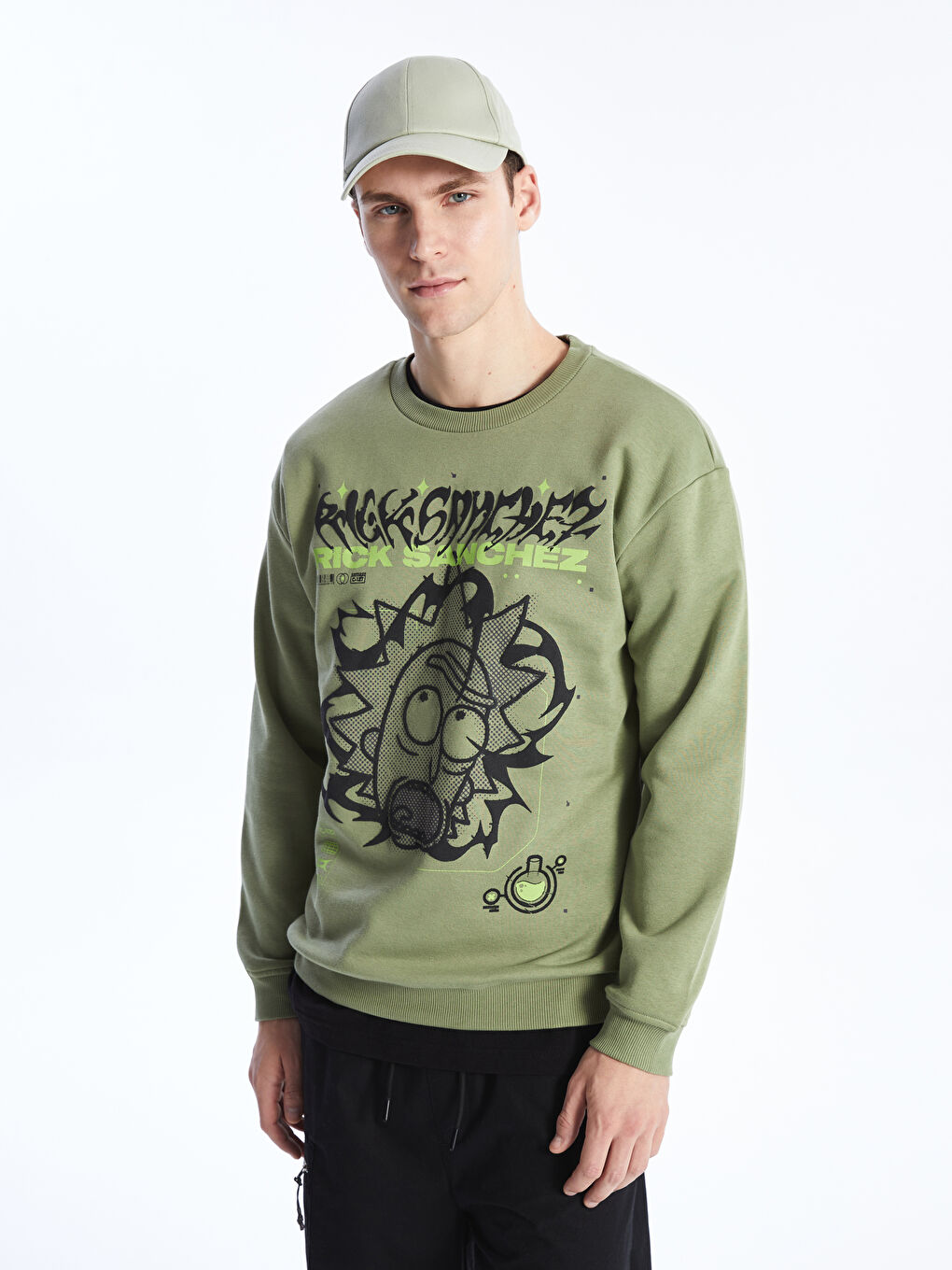 LCW Casual Uçuk Yeşil Bisiklet Yaka Uzun Kollu Rick and Morty Baskılı Erkek Sweatshirt - 1